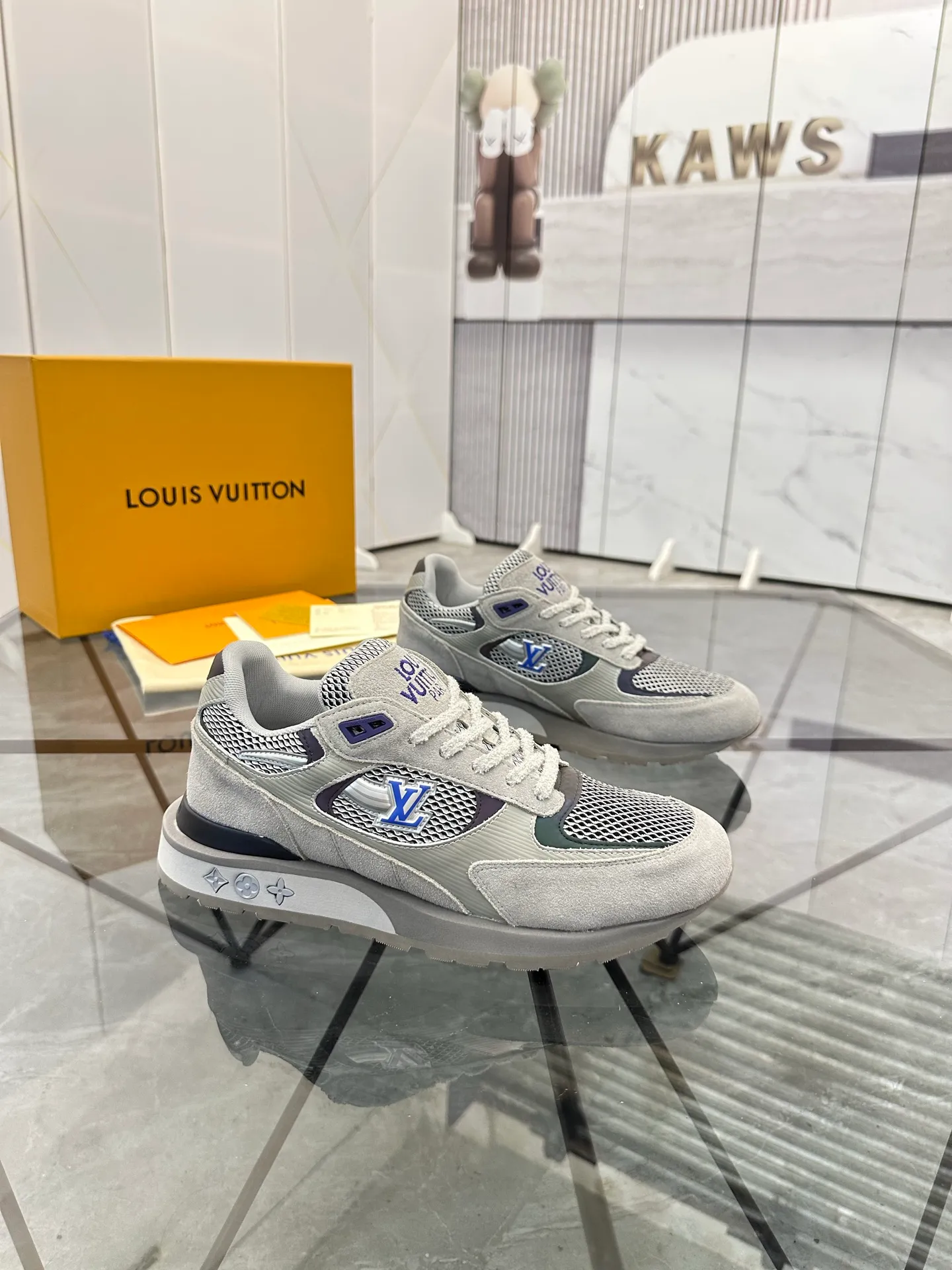 Men's shoes for sale 💰: 💰P660¥ High-end top quality Product trademark: LV * "Louis Vuitton*" low-top casual shoes Regular size: 39-45 (can be customized to 46) Product materials: upper imported first-layer cowhide spliced ​​nubuck leather ➕ breathable cotton mesh, breathable lining, original outsole. No.: H201